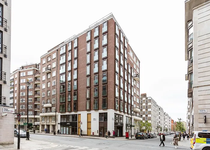 Serene Cityscape - 2Br Luxury Westminster Apartment