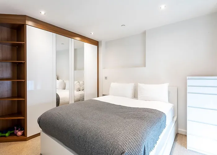 Serene Cityscape - 2Br Luxury Westminster Apartment