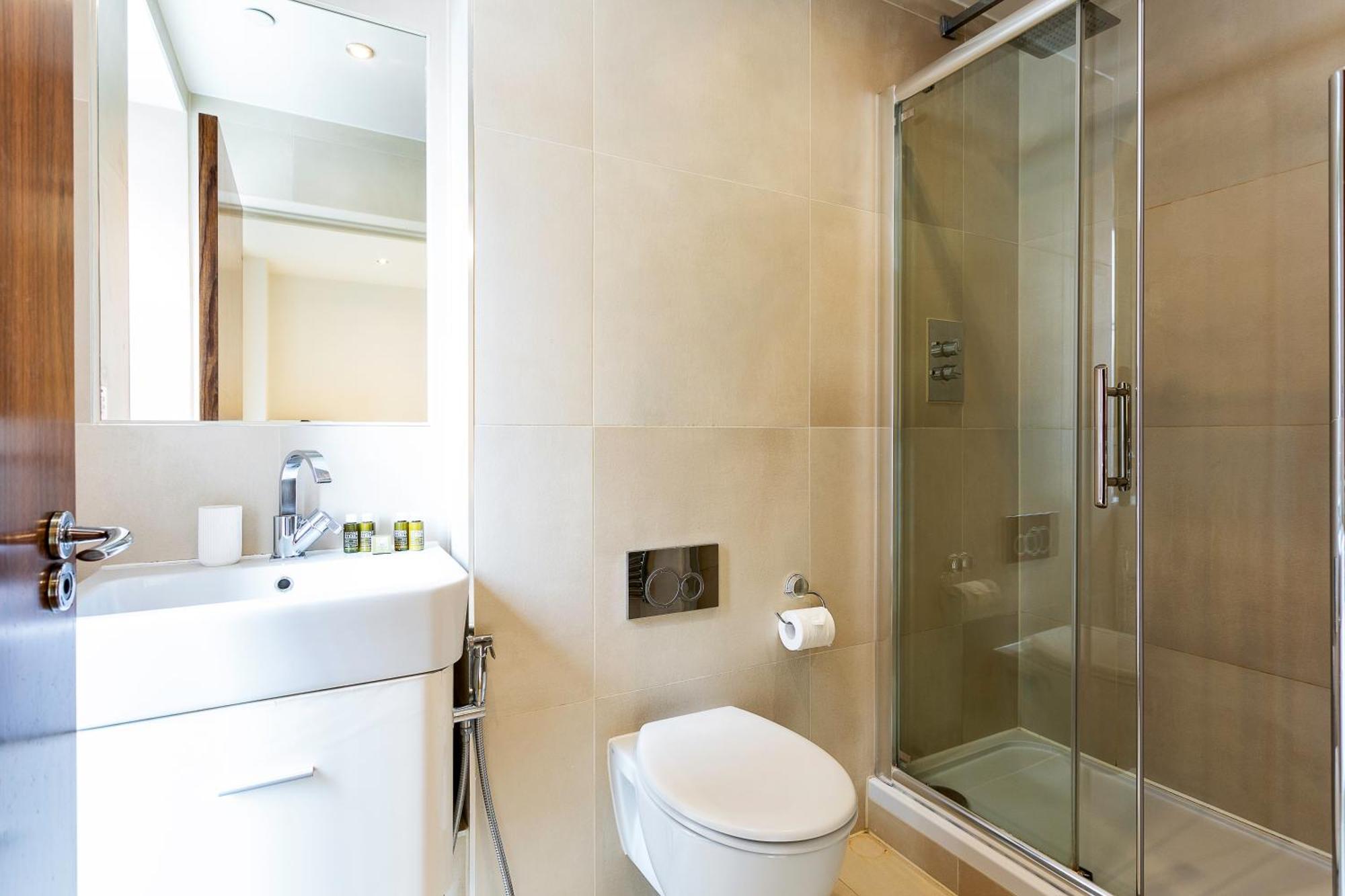 Serene Cityscape - 2br Luxury Westminster Апартаменты
